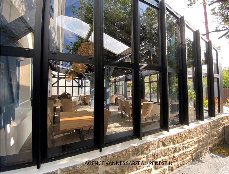 Extension d'une terrasse fermée par une verrière en aluminium noir RAL 9005 à Damgan , Morbihan (56)